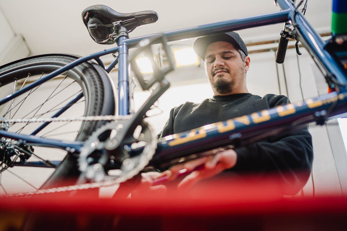 Businessfotografie Unternehmen Dresden - ein Mitarbeiter repariert ein Fahrrad