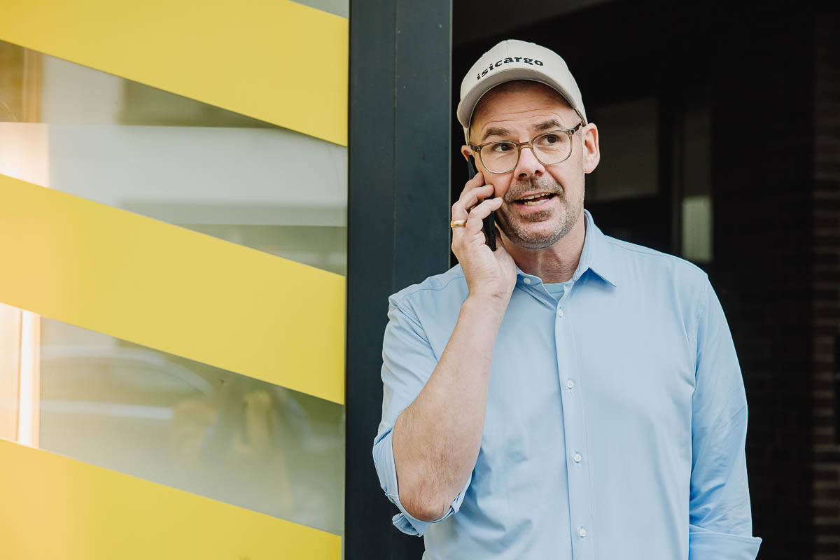 Businessfotografie Unternehmen Isicargo - der Geschäftsführer telefoniert