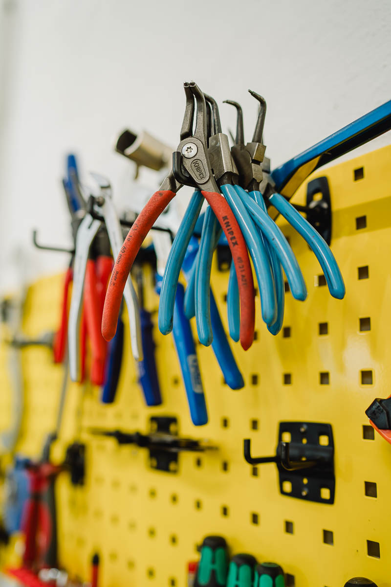 Corporate Fotografie zeigt die typischen Farben des Geschäfts (nämlich gelb) und das Werkzeug, das im Fahrradladen verwendet wird,
