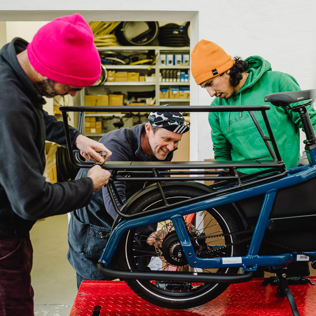 Businessreportage Dresden - Fahrradwerkstatt Team arbeitet an einem Fahrrad