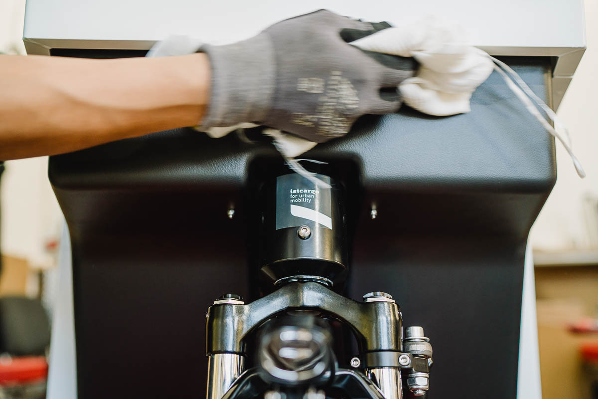 Businessreportage Isicargo Mitarbeiter repariert Lastenrad