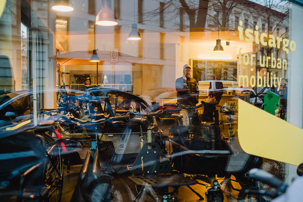 Ein Fahrradladen in Berlin durch die Scheibe fotografiert als Teil einer Fotoreportage zur Markenbildung.