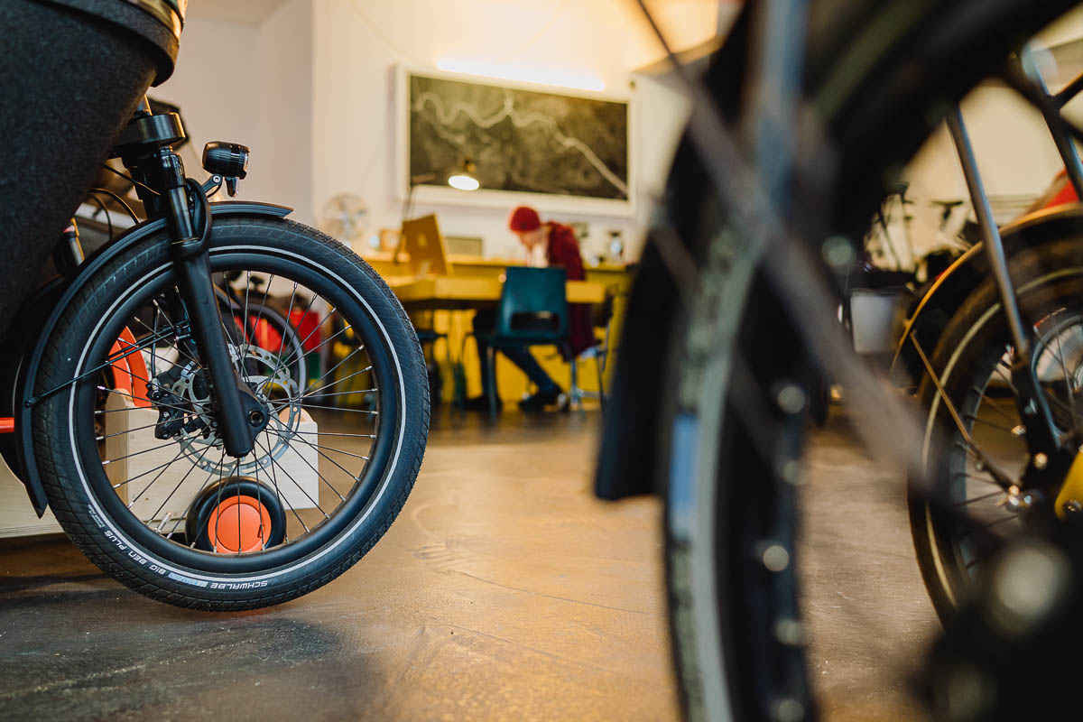 Corporate Fotografie im Verkaufsgeschäft für Lastenräder mit einem konzentrierten Mitarbeiter