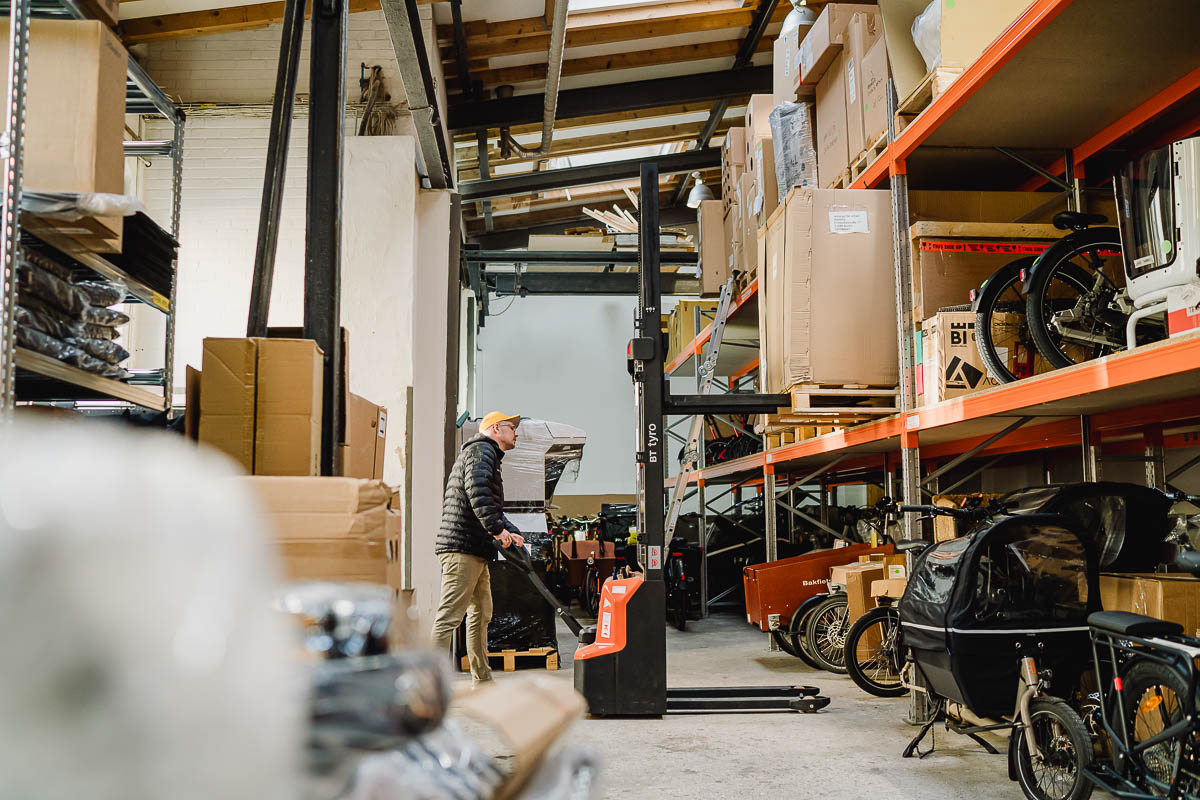 Corporate Fotografie Lager - ein Mitarbeiter ist im großen Lager zu sehen