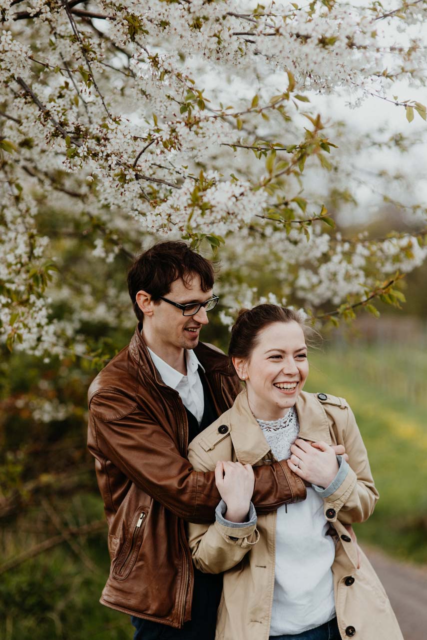 Verliebtes Paar bei Paarfotos in den Weinbergen von Radebeul