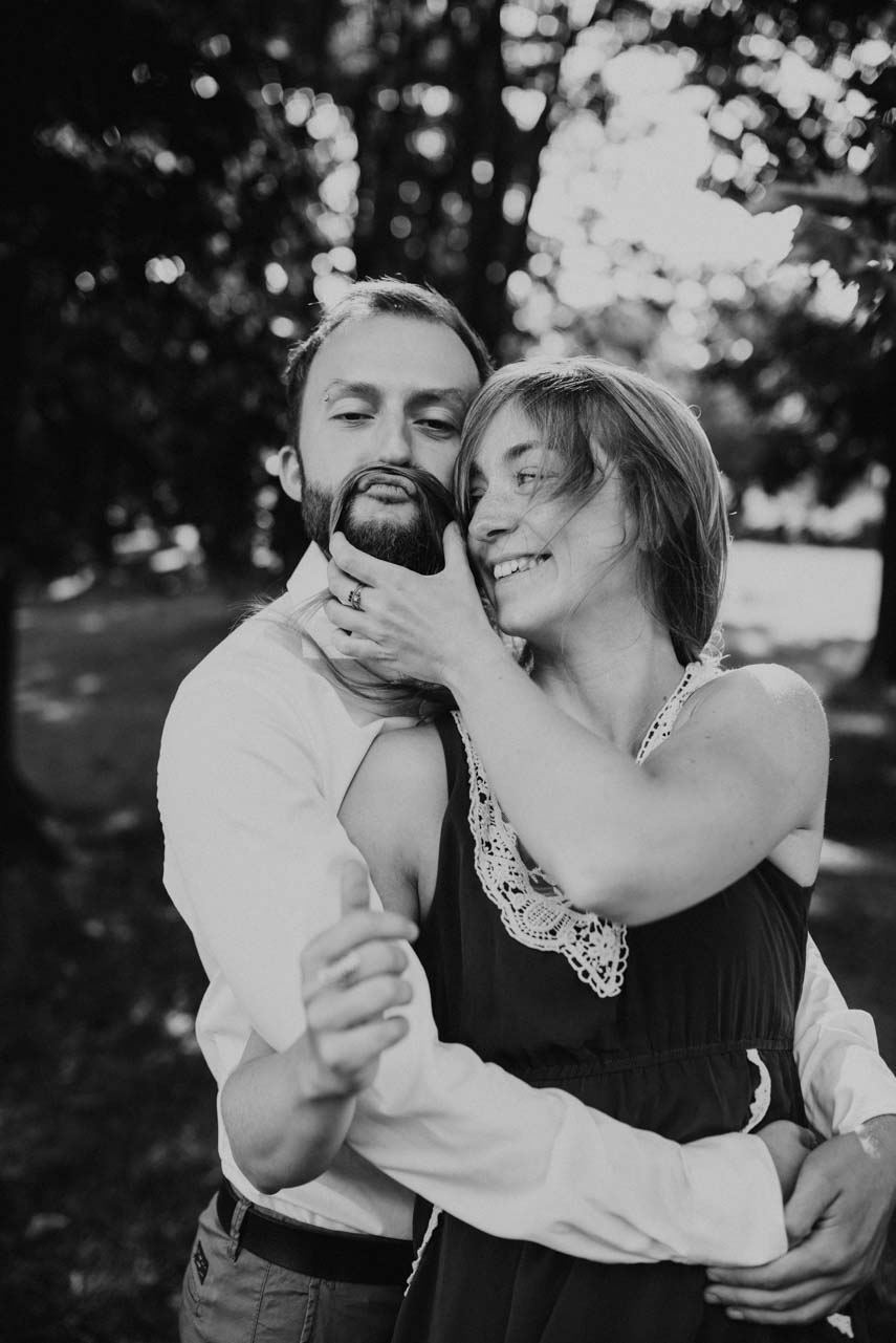 Paar Fotoshooting Dresden mit Spaziergang an den Elbwiesen