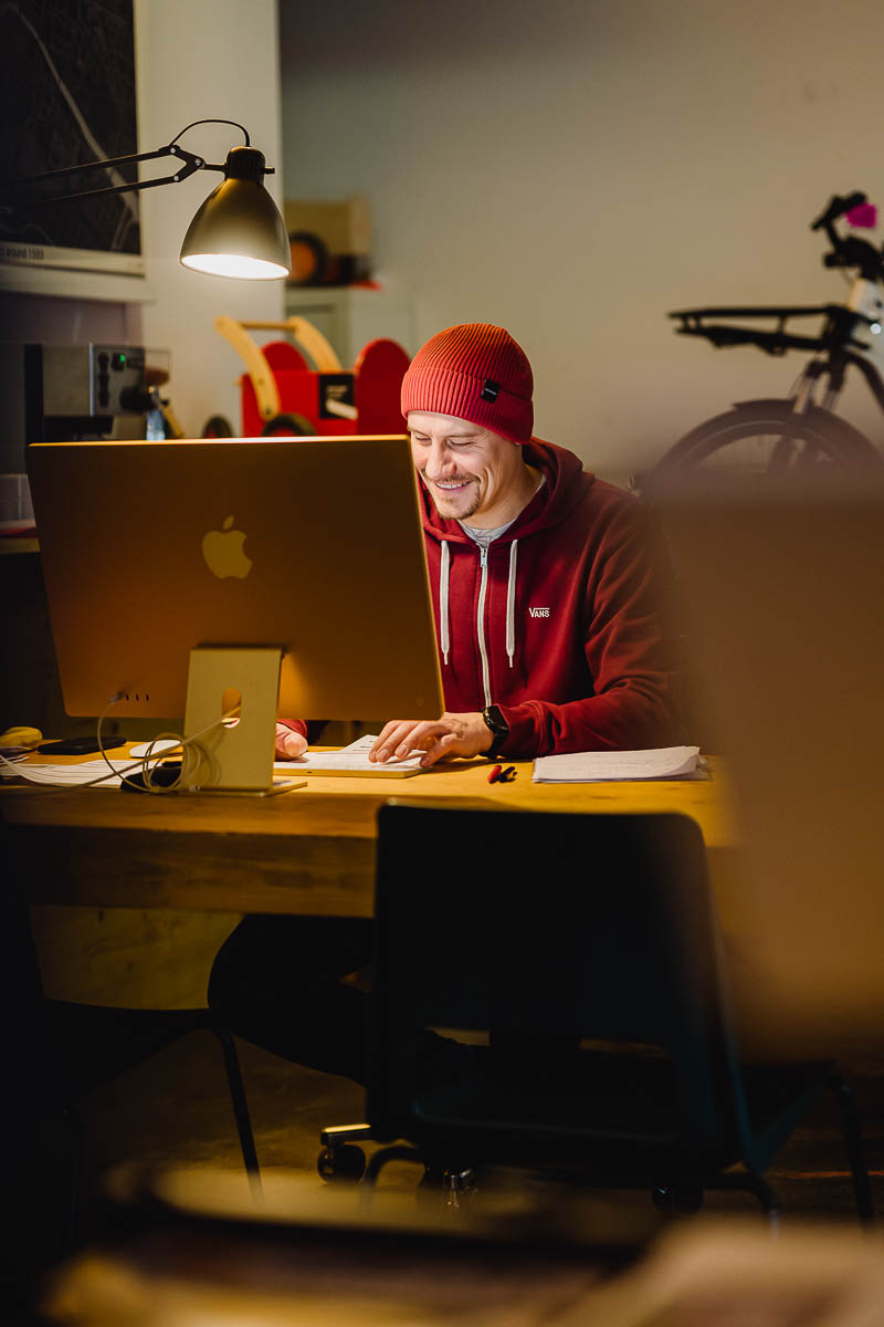 Lebendige Mitarbeiterportraits entstanden im Fahrradladen bei der Arbeit am Computer.