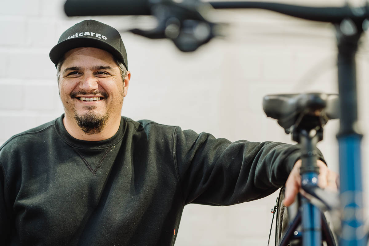 Mitarbeiter Portraits im Team - ein Mechaniker lacht in die Kamera