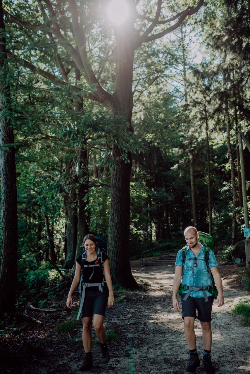 Natürliches Paarshooting mit authentischen Momenten zwischen zwei Menschen