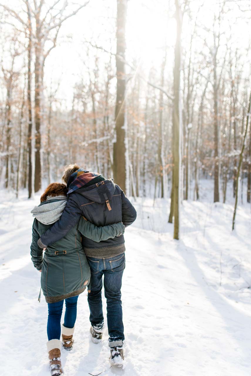 Verlobungsshooting mit Paar in entspannter Atmosphäre