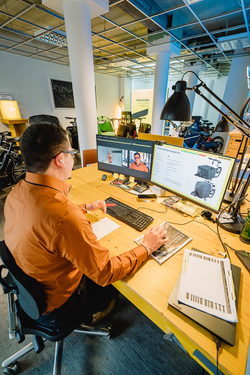 Authentische Unternehmensfotografie zeigt nicht nur den Laden, sondern auch die Arbeit im Hintergrund: Zoomcalls, Bestellungen, Telefonate.