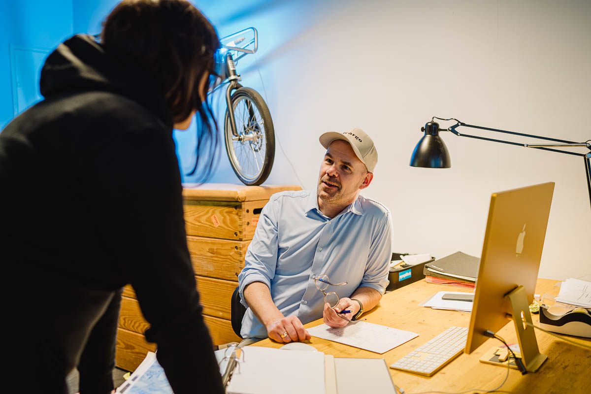 Unternehmensreportage Beratung Fahrradladen - Beratung im Büro mit einer Mitarbeiterin