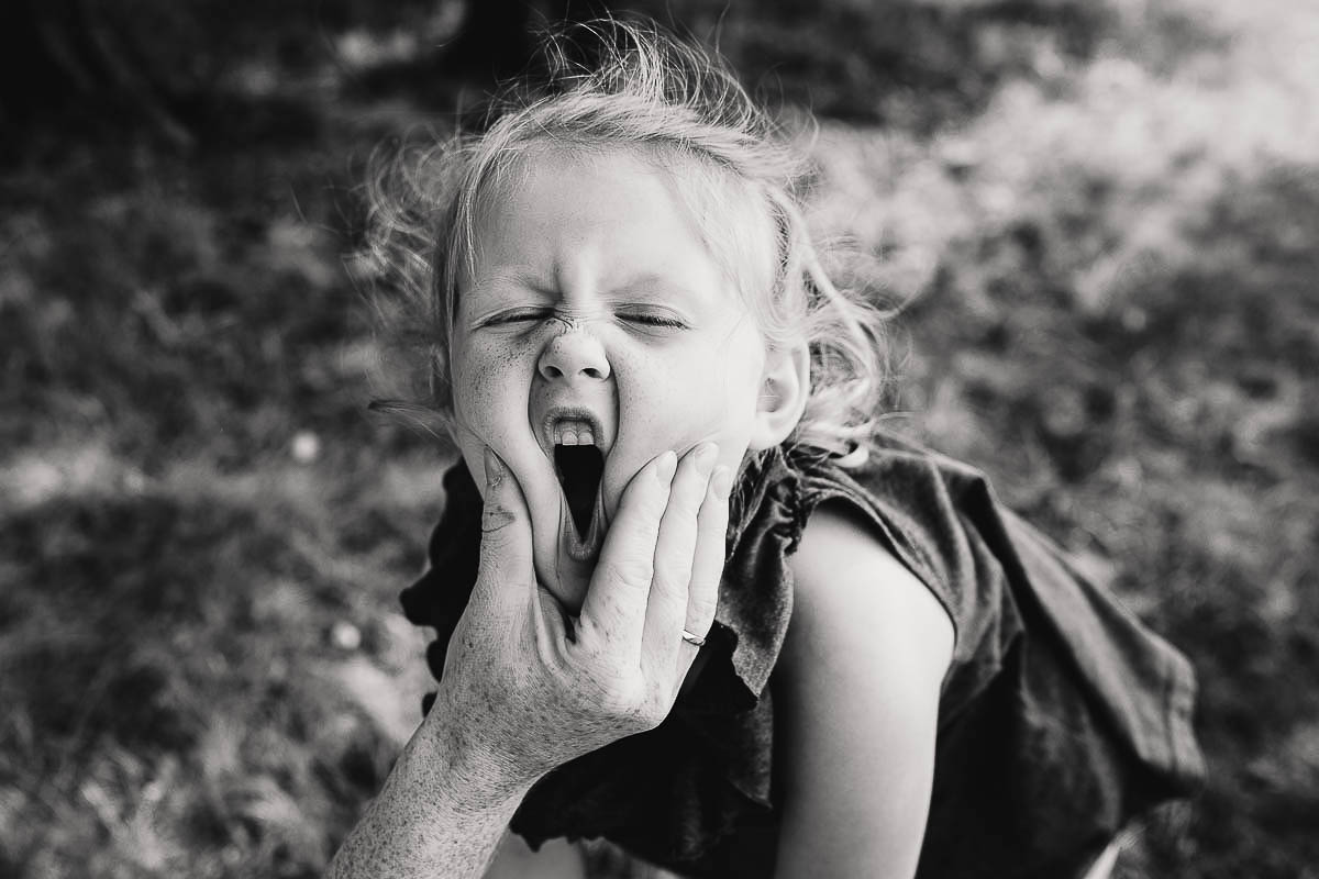 Kinderfotos als Teil der Familienfotografie - ungestellt und witzig