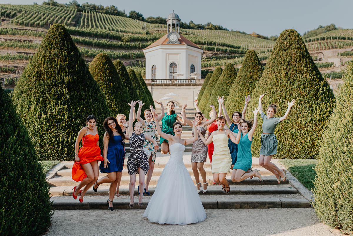 Hochzeit Schloss Wackerbarth Fotograf Gruppenbild mit Blick zum Belvedere in Radebeul