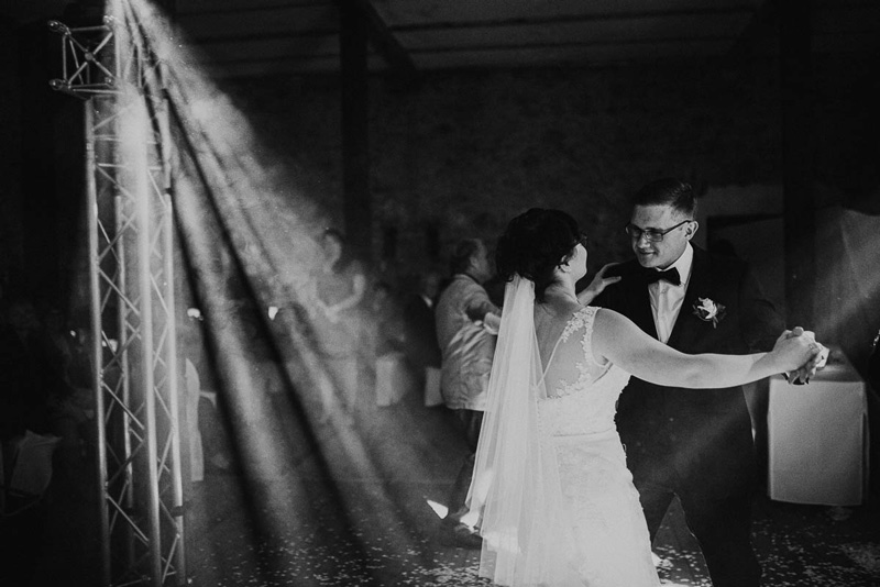 Hochzeitsfotografie mit Hochzeitstanz in der Scheune lebendig und echt