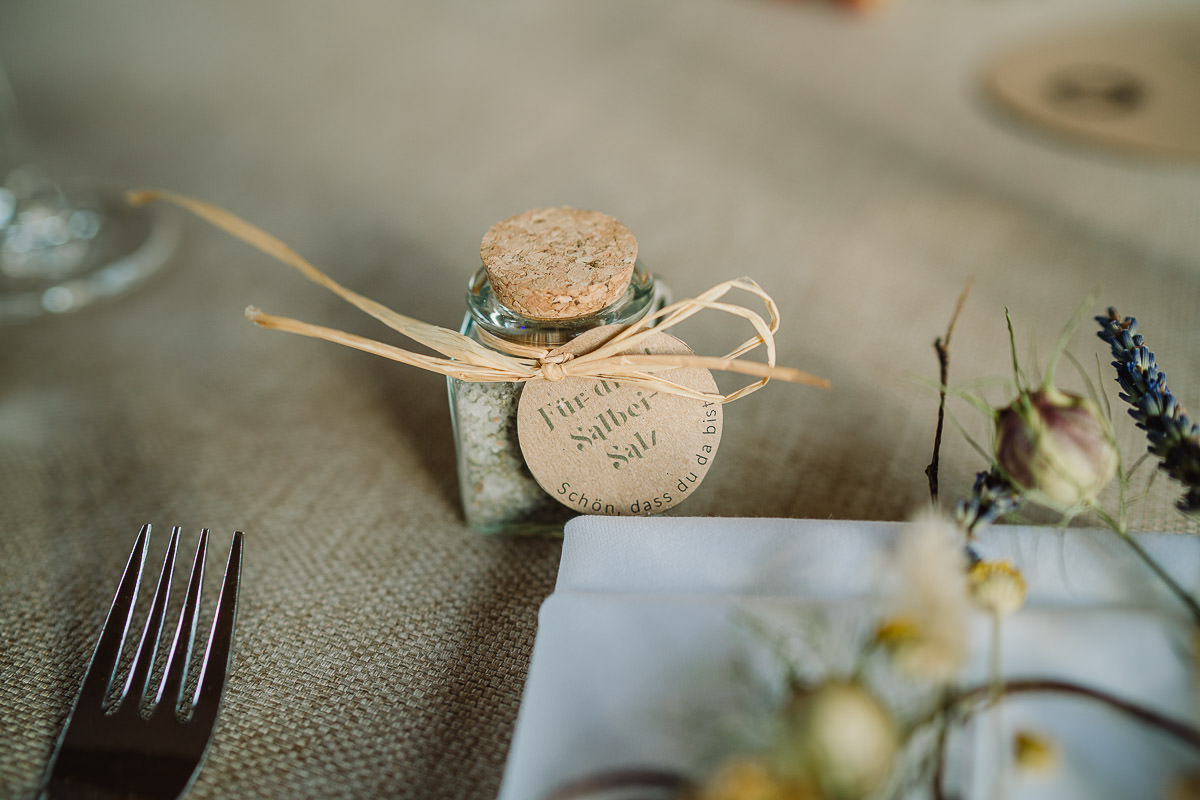 Hochzeitsfotografie in Meißen mit Detilas von den Gastgeschenken auf dem Tisch