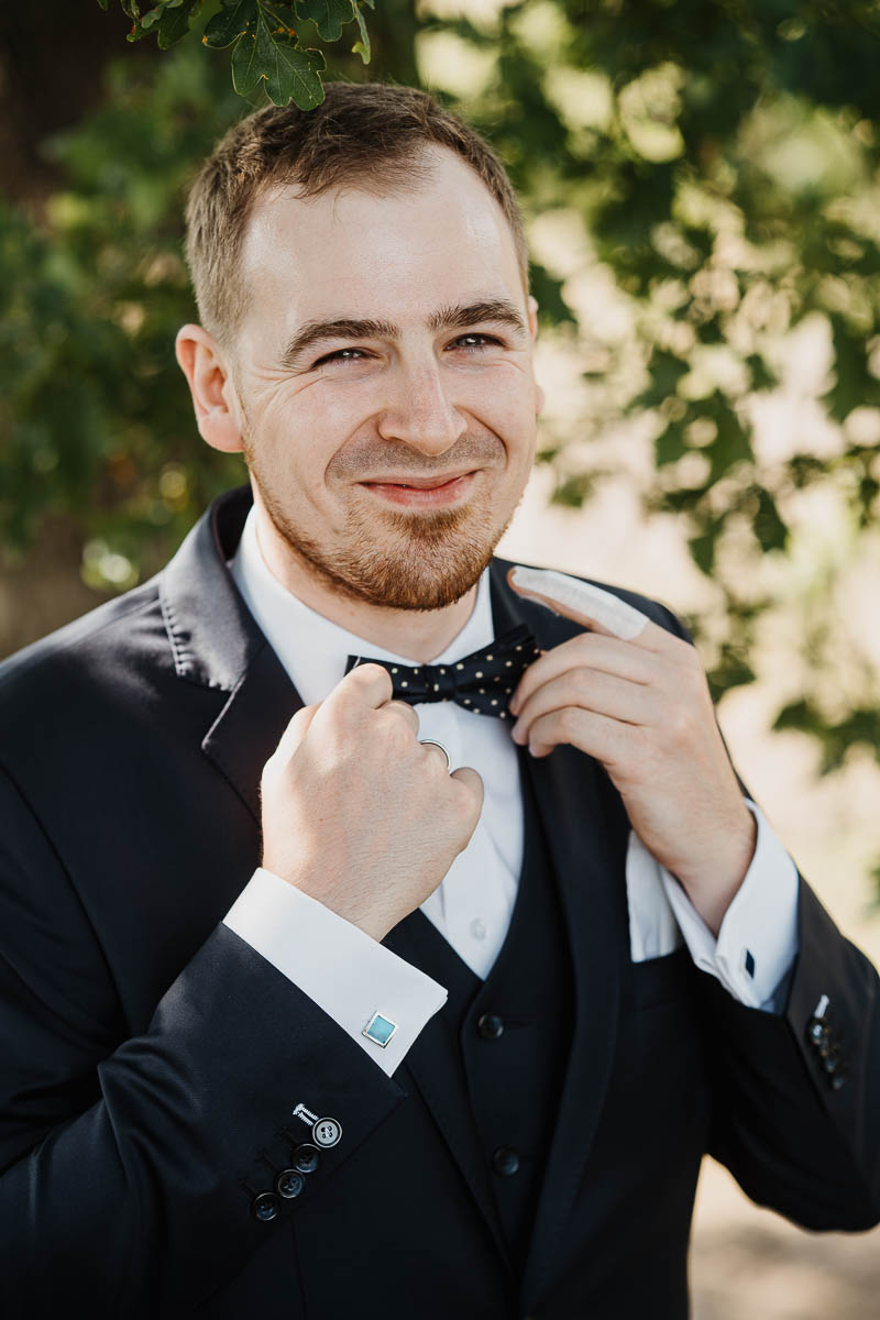 Ungestellte Brautpaarfotos: Ein gelöster, alberner Moment voller Leichtigkeit und Freude.