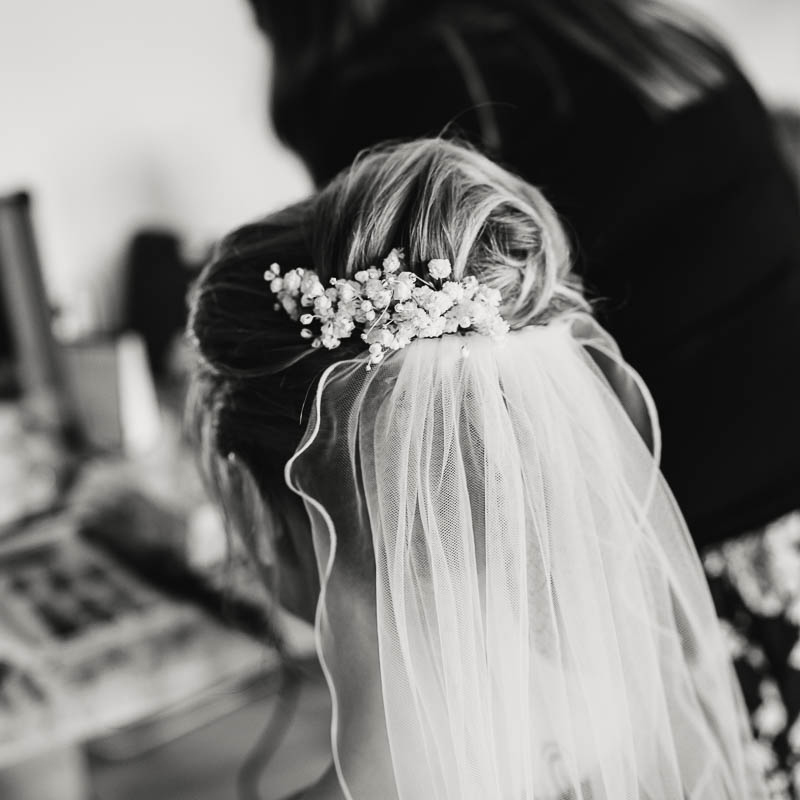 Bei Getting Ready schminkt und frisiert die MUA die Braut - authentische Hochzeitsbilder in Radebeul.