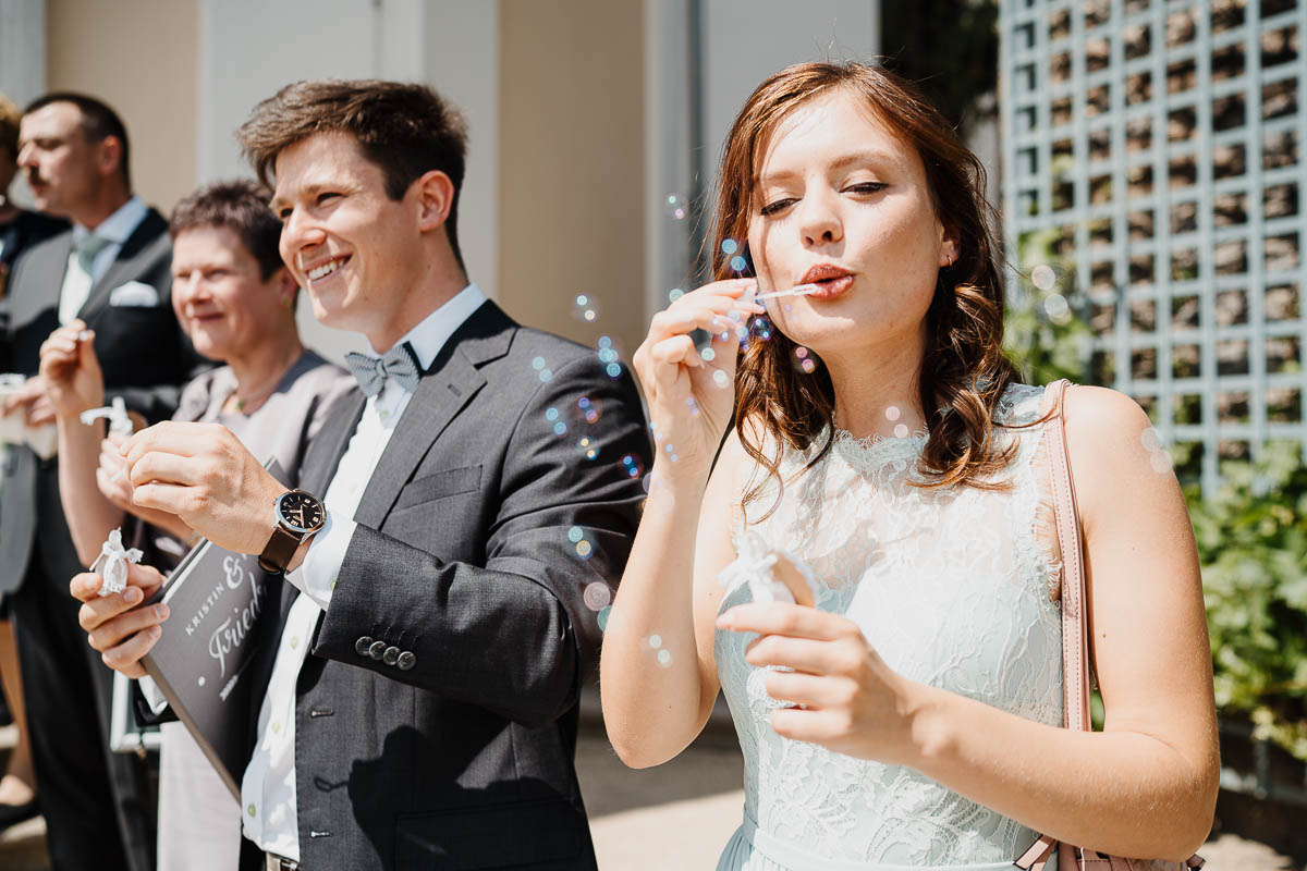 Toll sind immer Seifenblasen - schön für die Bilder und die gute Laune während einer Hochzeit im Mai.