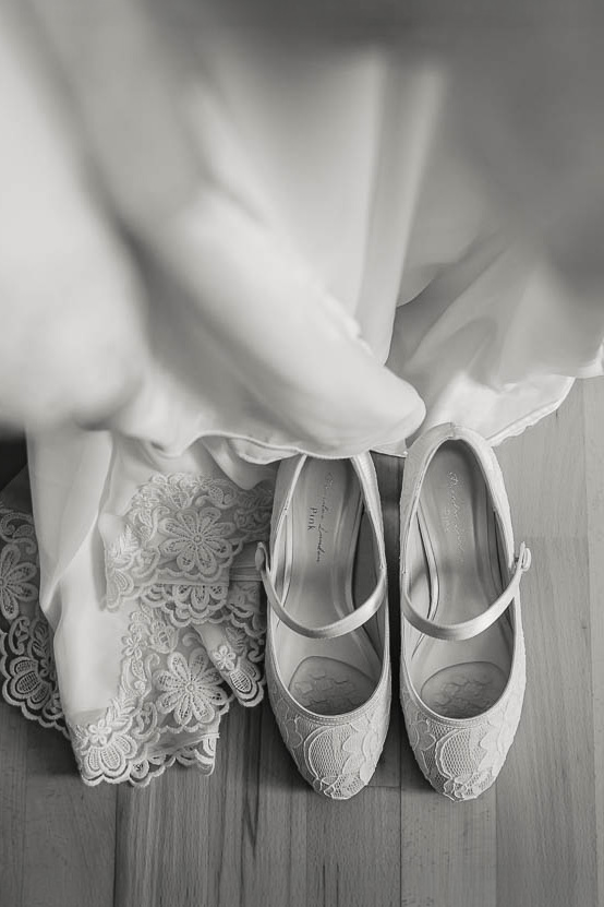 Authentische Hochzeitsbilder mit schönen Brautschuhen beim Getting Ready mit Brautkleid.