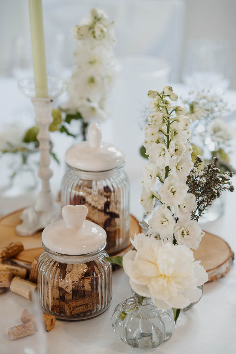 Detailaufnahme der festlichen Tischdeko und Menükarten auf der Hochzeitstafel.