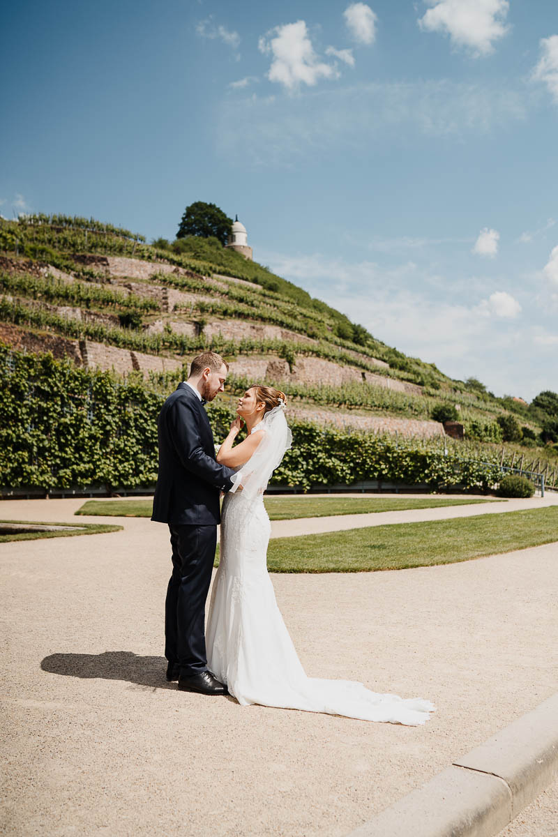 Berührender First Look bei einer Hochzeitsreportage Radebeul mit dem Jacobstein und den Weinbergen im Hintergrund.