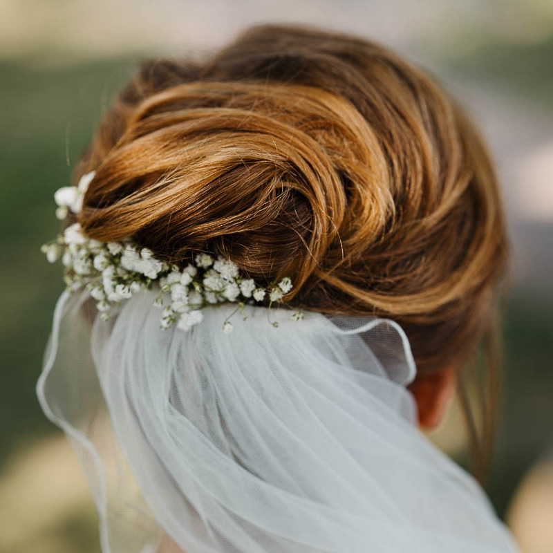 Braut mit Brautfrisur - denn auch Einzelbilder gehören zum Paarshooting auf einer Hochzeit dazu.