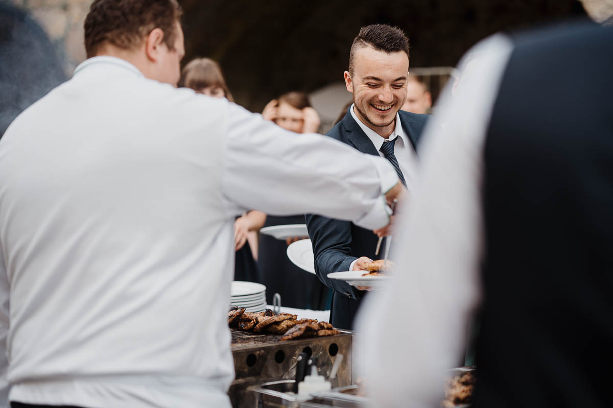 Gäste haben auf der Hochzeit gute Laune - Teil einer jeden Hochzeitsreportage Radebeul.