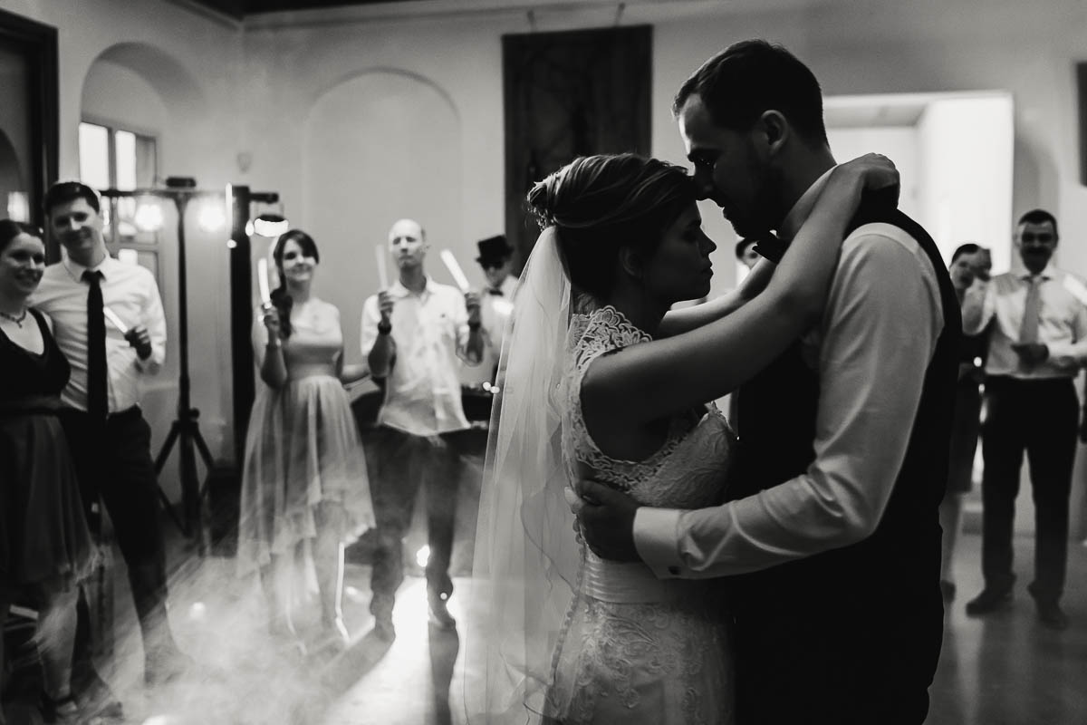 Eröffnungstanz auf der Hochzeit mit Nebel und viel Nähe.