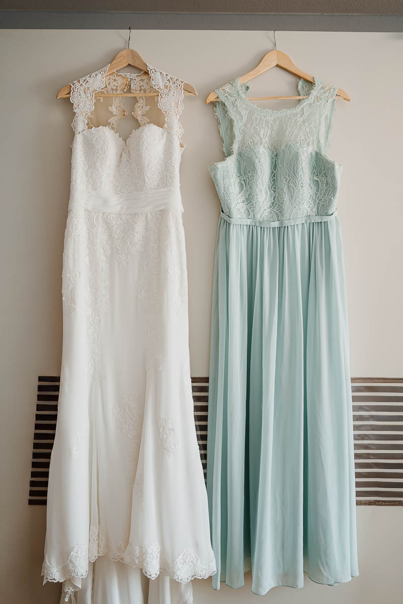 Detailaufnahme des Brautkleides mit dem Kleid der Trauzeugin beim Getting Ready zuhause.