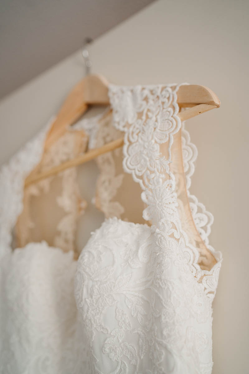 Natürliche Hochzeitsbilder beim Getting Raedy in Radebeul - das Brautkleid hängt auf dem Kleiderbügel.