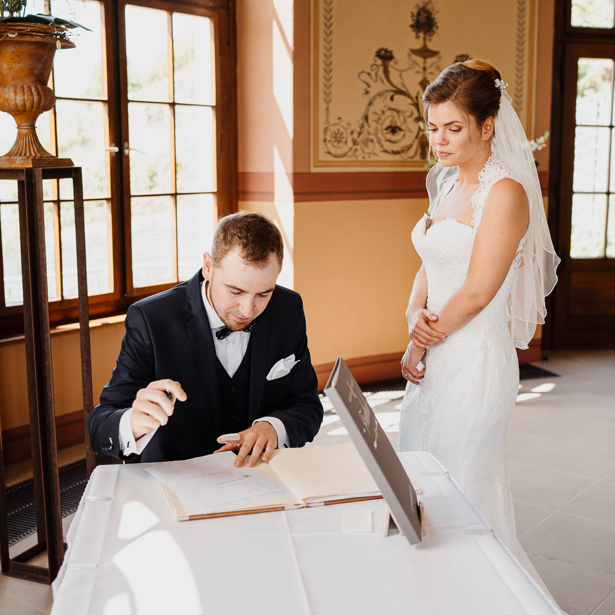 Unterschrift der offiziellen Dokumente - Hochzeitsfotograf Radebeul.