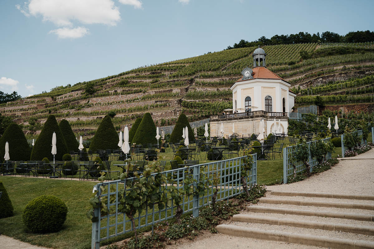 Hochzeit im Mai - die Ruhe vor dem Sturm. In wenigen Minuten trifft die Braut für den First Look vor dem Belvedere ein.