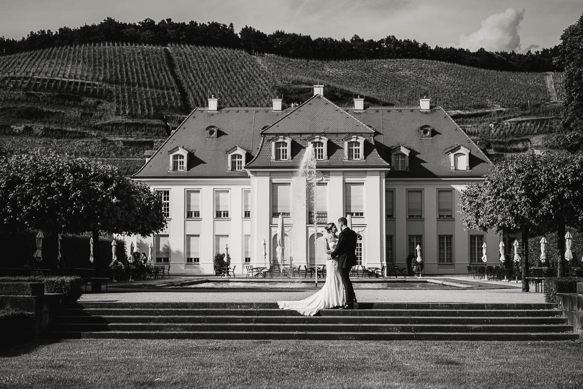 Paarbild in Schwarzweiß mit Schloss Wackerbarth im Hintergrund