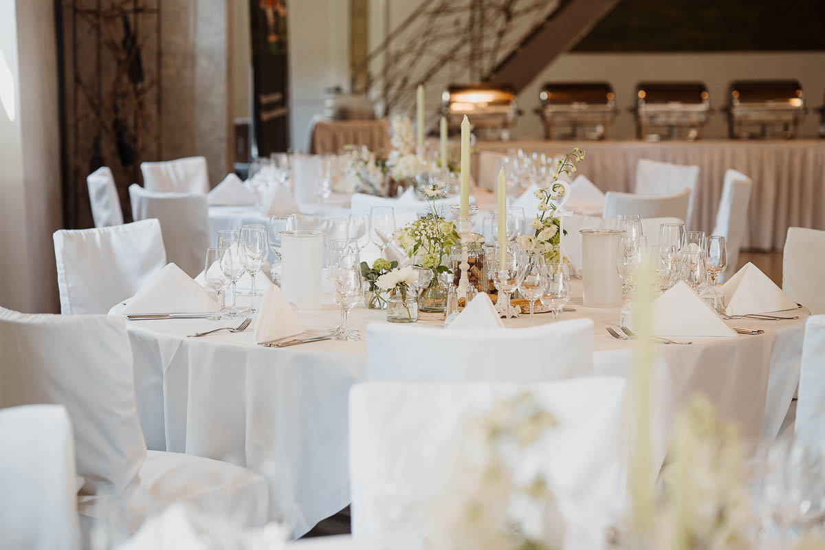 Elegante Tischdeko mit floralen Elementen für eine Hochzeit in Radebeul.
