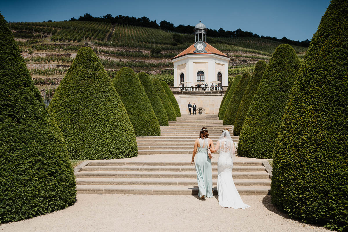 Authentische Hochzeitsbilder zum First Look in Radebeul.